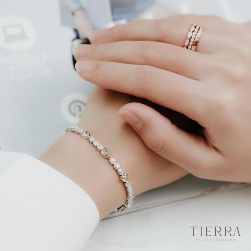 Lắc tay kim cương công sở: Năm 2024, các món trang sức kim cương đã trở thành vật bất ly thân đối với những người phụ nữ thành đạt. Chiếc lắc tay kim cương tinh xảo với thiết kế thanh lịch này sẽ phù hợp với mọi thời điểm, đặc biệt là để sử dụng trong môi trường công sở.
